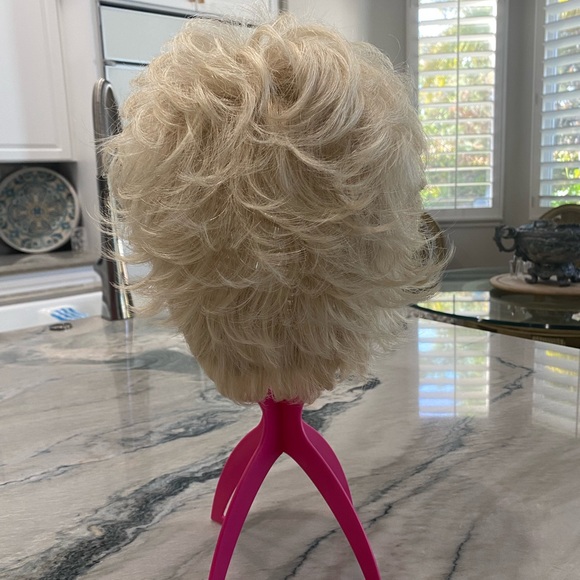 Tony Brattins Inspiration wig in platinum blonde. - Picture 6 of 12